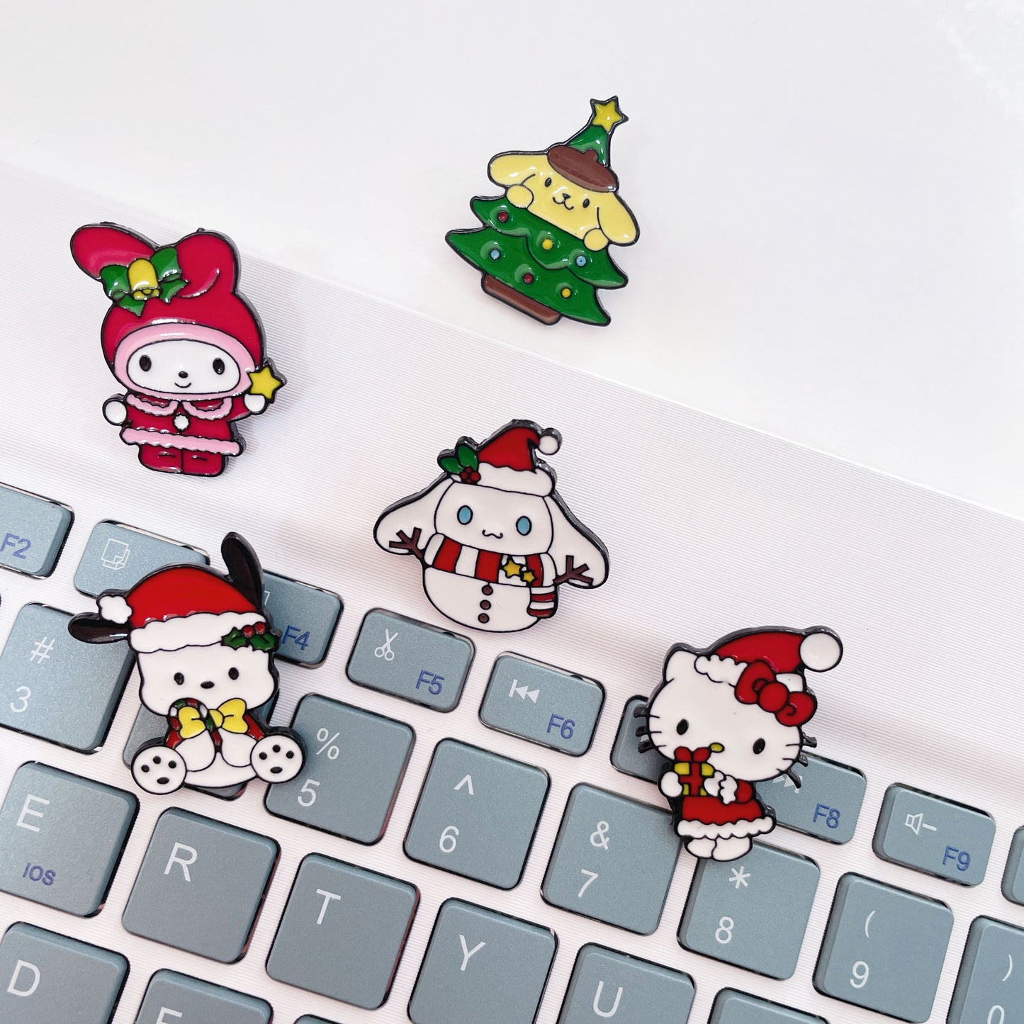 Pines de Sanrio Navidad